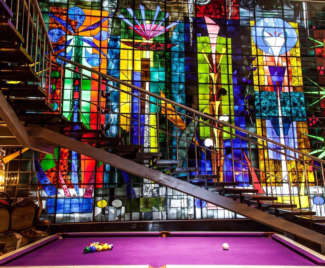 샌더슨 호텔 런던 외부 사진 The stained glass window at the entrance of the pool hall