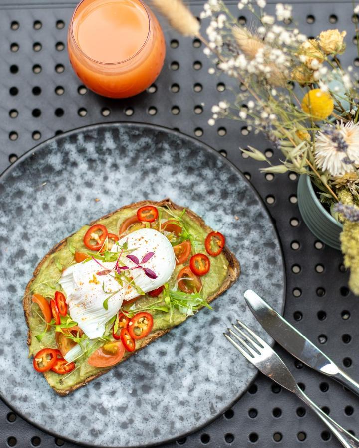 샌더슨 호텔 런던 외부 사진 Avocado on toast with poached eggs