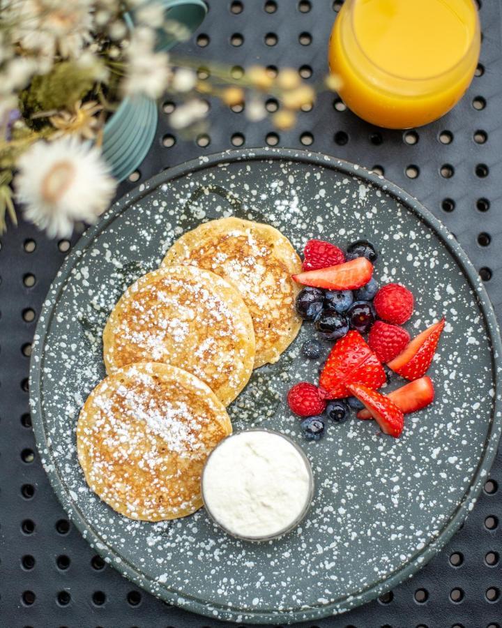 샌더슨 호텔 런던 외부 사진 Pancakes with fruit