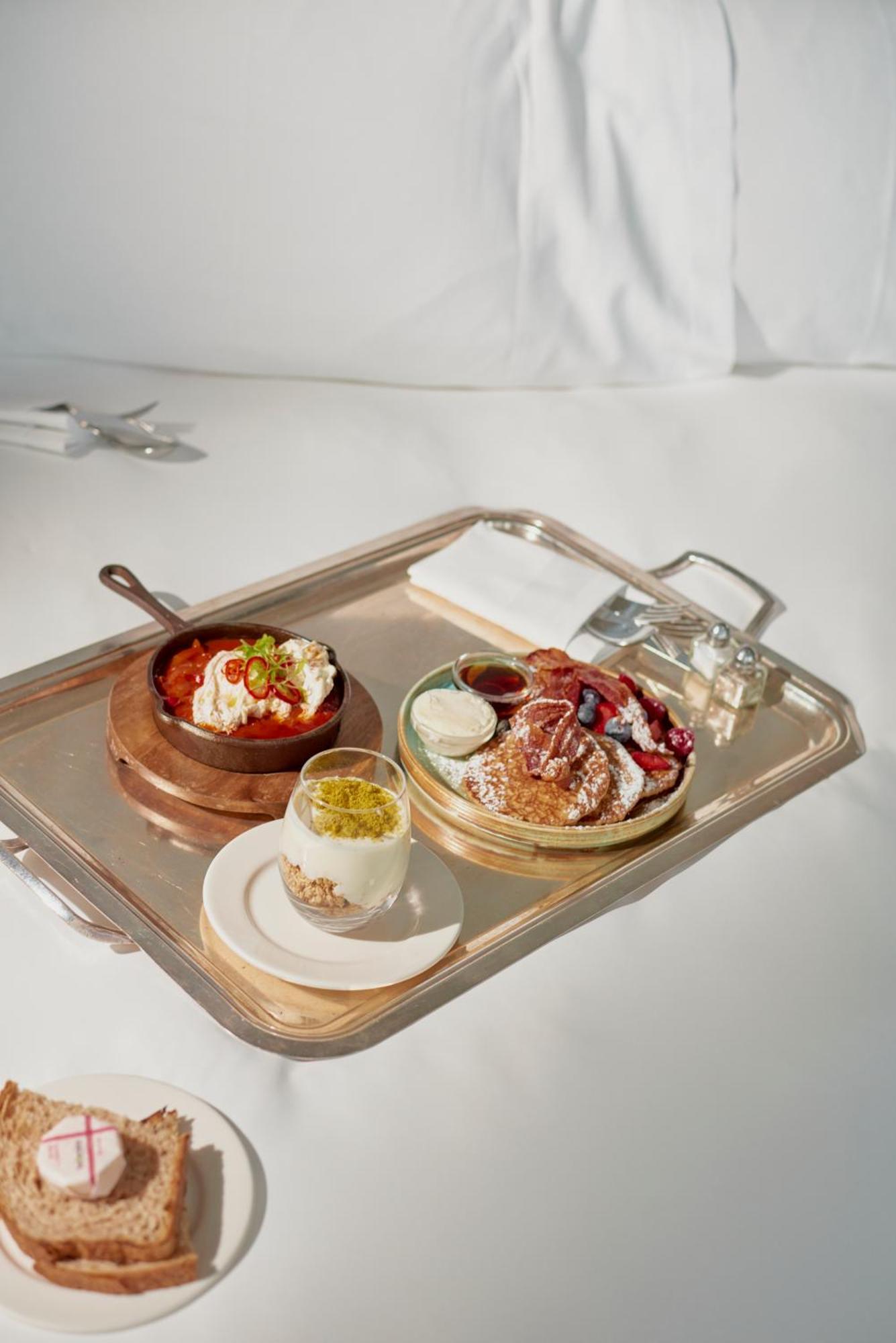샌더슨 호텔 런던 외부 사진 A breakfast tray