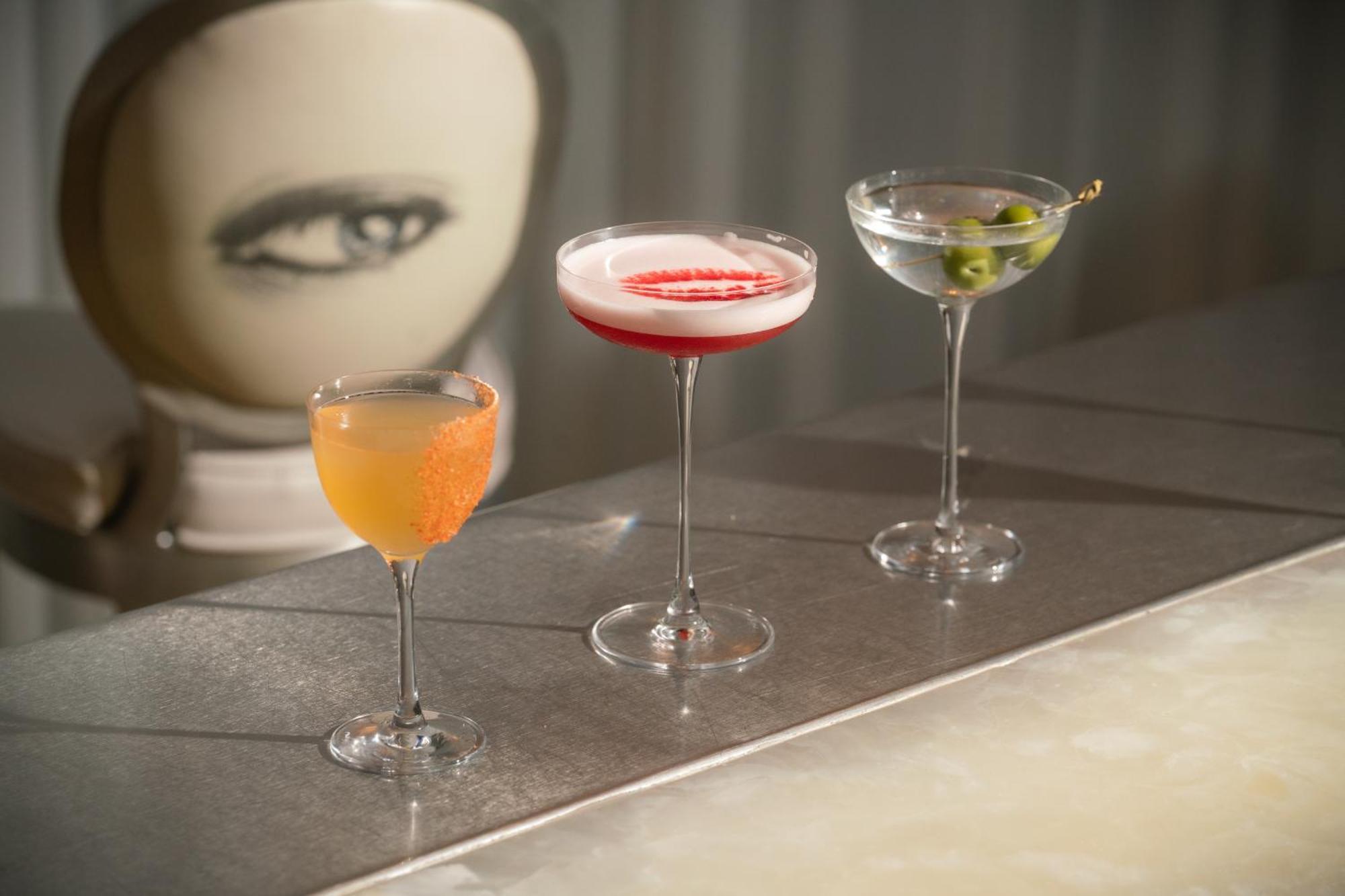샌더슨 호텔 런던 외부 사진 Cocktails at the bar