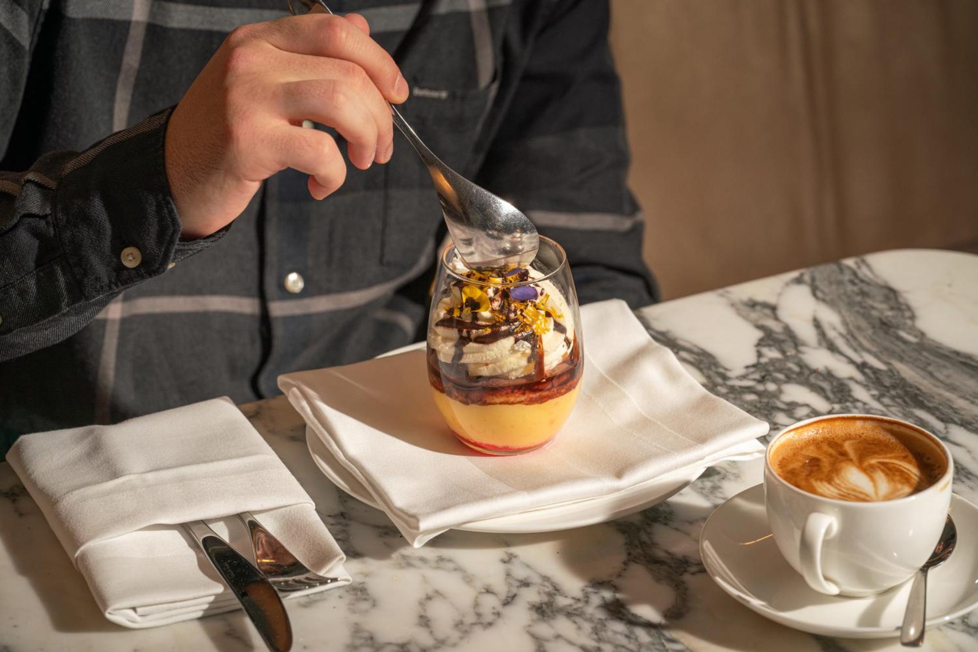 샌더슨 호텔 런던 외부 사진 A man eating a dessert