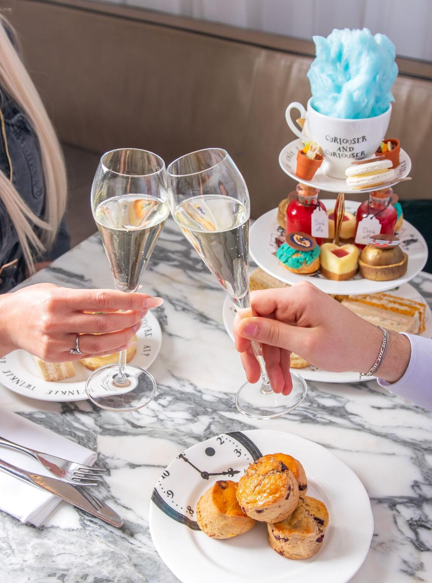 샌더슨 호텔 런던 외부 사진 Champagne and afternoon tea