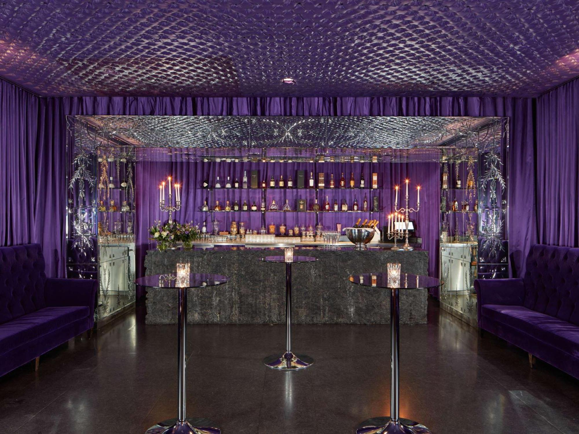 샌더슨 호텔 런던 외부 사진 The bar at the nightclub
