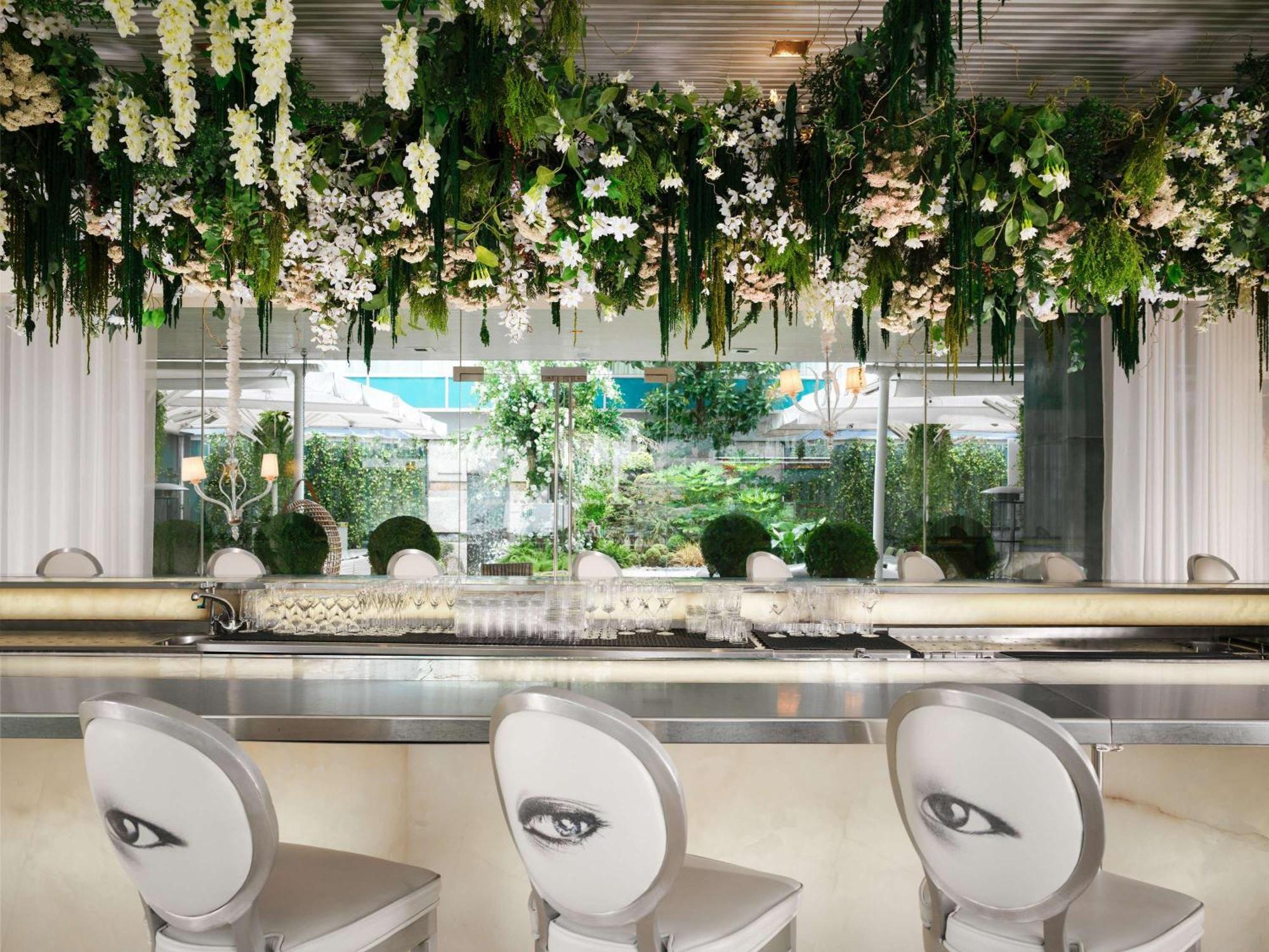 샌더슨 호텔 런던 외부 사진 The bar at the St. Regis